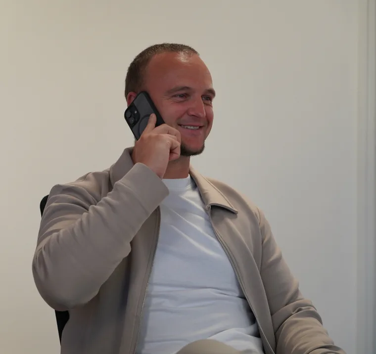 Mike Fecken aan de telefoon op kantoor